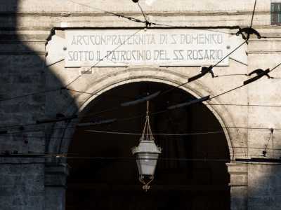L�appartenenza all�ordine � altres� ribadita dall�epigrafe in marmo posta sull�arcata centrale della facciata