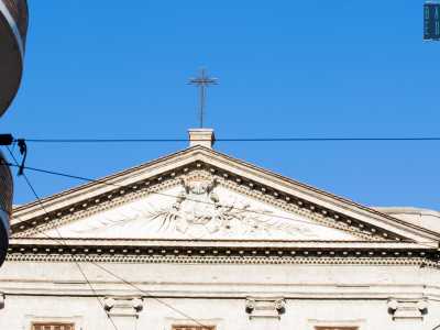 ...che conducono al vero elemento di pregio: il sontuoso timpano triangolare dentellato con all�interno un bassorilievo che rappresenta lo stemma domenicano