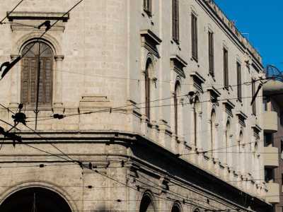 Al di sopra della cornice mediana si apre il secondo ordine, ripartito da quattro paraste o �finte colonnine� dagli eleganti capitelli ionici. Qua si trovano due file di tre finestre ciascuna...