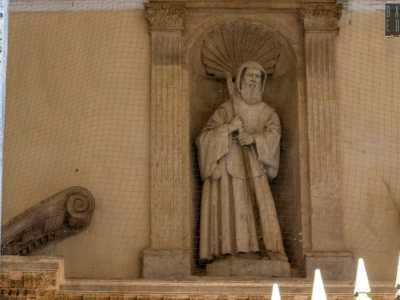 A chiudere la trabeazione, al centro di un timpano spezzato, si erge la statua di San Francesco da Paola incappucciato. Perch� � proprio a questo santo che fu originariamente dedicata la chiesa