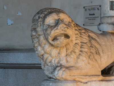 ...e da due massicci leoni stilofori in calcare...