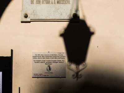 ...l� dove � affissa una targa che ricorda come negli anni 30 il convento divenne sede della Fuci, la Federazione universitaria cattolica italiana in cui mosse i primi passi da politico un giovane Aldo Moro   