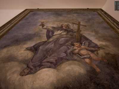Ci sono poi due tesori �nascosti� soppravvissuti al rogo del 1846. Uno si trova in una stanza ubicata al secondo piano dell�ex monastero: un grande affresco dallo sfondo ceruleo su cui campeggia trionfante la Madonna del Rosario