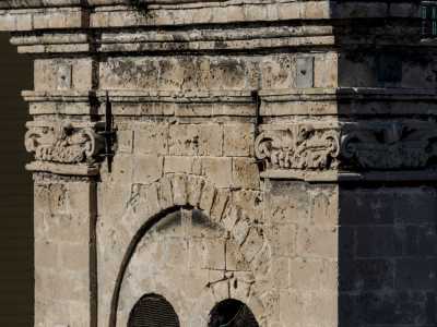 � decorato con capitelli e monofore e termina con una copertura a forma di cono