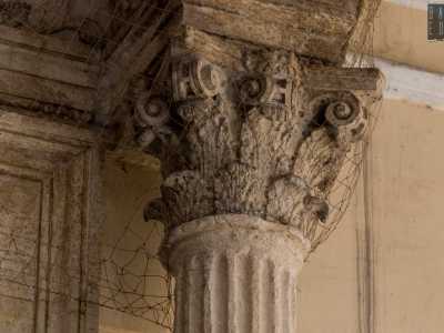 ...che sorreggono due basse colonnine scanalate con capitelli corinzi