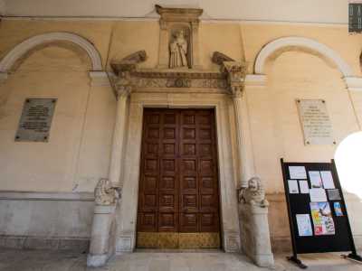 L�ambiente � segnato dall�andamento continuo degli archetti interni...