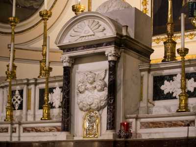 ...e un timpano curvilineo che presenta �l�ambiguo� simbolo dell�Occhio della Provvidenza