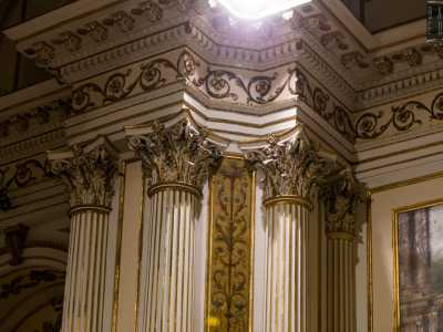 Tre arcate a tutto sesto impostate su possenti colonne dorate con voluttuosi capitelli corinzi, corrono da un lato e dall�altro...