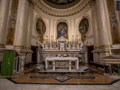 Ci spostiamo ora verso l�altare maggiore in marmo bianco. Sospeso su due grosse volute � corredato di un tabernacolo a tempietto sorretto da colonnine marroni e capitelli a fogliame