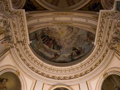 Il catino absidale � concluso da un�opera di Umberto Colonna. Qui un San Domenico inginocchiato con lo sguardo rivolto a Maria � ritratto nel momento dell�illuminazione divina