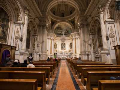 Non ci resta ora che varcare il massiccio portone in legno della chiesa: posto il primo passo su un lucido marmo marroncino a contorni neri si apre davanti a noi un ricco scenario