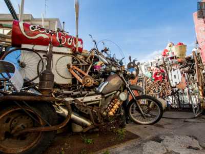 Ad accoglierci, prima ancora dell�uomo, � la sua colorata arte. Vicino all�entrata fanno bella mostra di s� una stramba motocicletta costruita con materiale riciclato, una lattina gigante della Coca-Cola...