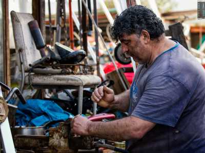 Nel frattempo Simone si toglie il giubbotto e continua il suo racconto mettendosi all�opera nella sua officina all�aperto...