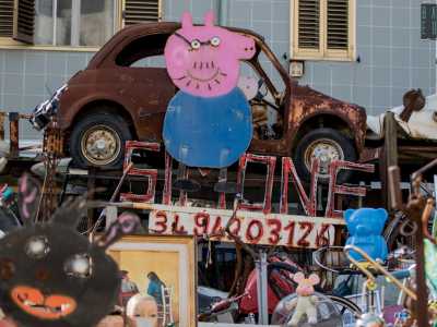 Noi nel frattempo ammiriamo una Fiat 500 sospesa nel cielo con alla �guida� una Peppa Pig ricavata dal cofano della macchina stessa. Sotto la creazione spicca la scritta a caratteri cubitali �Simone� con il suo numero di telefono