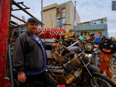 Ed ecco che Simone, un uomo grande dai capelli neri e ricci, ci viene incontro, invitandoci ad entrare in quella che da qualche tempo � diventata anche la sua casa