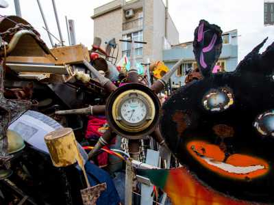 ...e la riproduzione di Bing (il coniglietto nero amato dai bambini), poggiato su un orologio realizzato con il timone di una barca