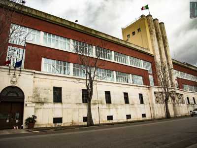 Per visitarla, venendo dal centro cittadino, percorriamo dunque corso Vittorio Veneto. Superato il liceo artistico Pino Pascali, la caserma ci appare sulla sinistra, in tutti i suoi 4200 metri quadri di grandezza