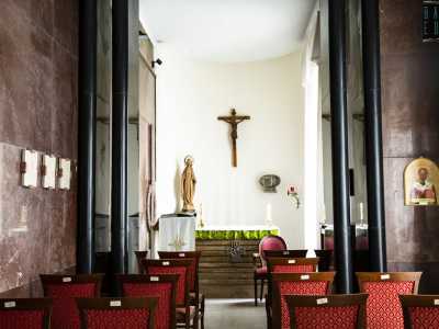 L�ambiente � caratterizzato da quattro pilastrini in marmo nero che un tempo reggevano una cancellata. Si tratta di uno dei pochi elementi sopravvissuti dell�originale chiesetta progettata da Guido Prayer