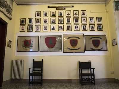 Ci soffermiamo su una parete in cui sono affissi i ritratti dei vari generali che si sono succeduti al comando della Brigata