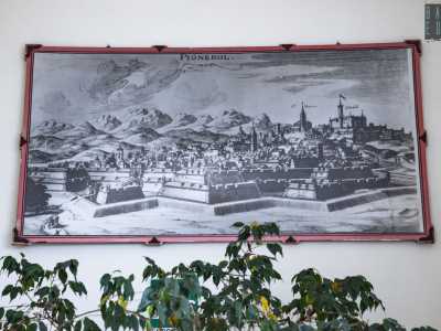 Una foto in bianco e nero mostra invece Pinerolo (Pignerol in francese), il piccolo paese del Piemonte in cui nel 1821 ebbe inizio il movimento insurrezionale che preluse al Risorgimento