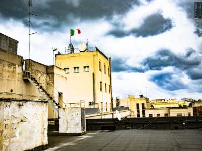 L�ultima tappa del nostro viaggio � il terrazzo, l� dove campeggia la bandiera dell�Italia: il drappo tricolore che pu� sventolare libero al vento, in un luogo che ottant�anni fa era tinto solo di nero
