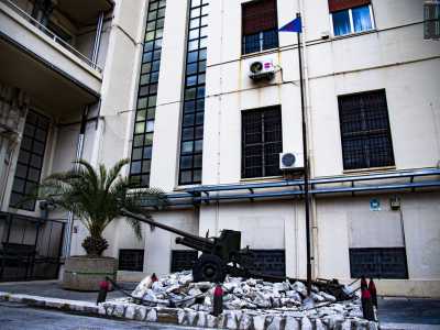 Invece accanto a un cannone risalente alla Seconda guerra mondiale, si erge altissimo un gagliardetto triangolare di colore blu e con una stella rossa al centro