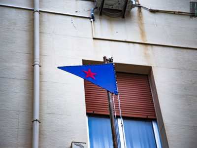 Si chiama �colonnella� e nonostante il nome, sta a indicare la presenza del generale all�interno della caserma. Ogni qualvolta il comandante si allontana dalla citt�, la bandierina viene ammainata