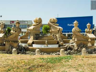 Di color giallo oro, � infatti completamente decorata con sculture che rappresentano anfore, conchiglie, pesci e onde del mare
