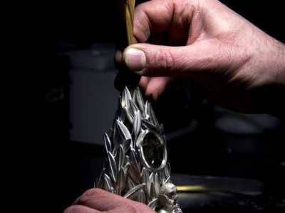 Infine sull�opera � apposta una croce stilizzata posta in un cerchio dorato simbolo dell�Assoluto. � stata realizzata dall�artista Semmy Marziliano: ha ricavato il legno di cui � composta da un ulivo colpito dalla xylella, simbolo della speranza cristiana che nasce dal dolore