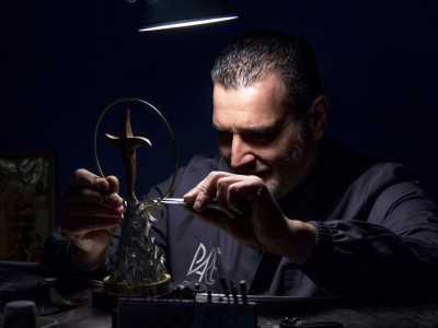 A realizzare l�opera � stato un artigiano e designer barese, il 50enne Michele Paparella, che ha voluto creare �un qualcosa che rappresentasse pienamente la Puglia