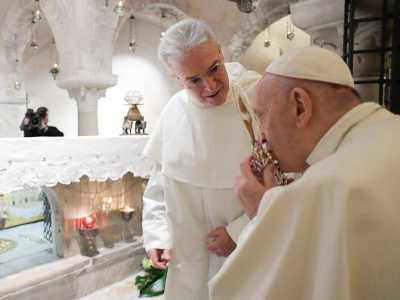 E cos� la mattina di domenica 23 febbraio, in una cripta della Basilica gremita di vescovi e frati domenicani, il priore Giovanni Distante ha consegnato nelle mani del Papa questo sacro oggetto, che Francesco ha fatto suo dopo averlo baciato