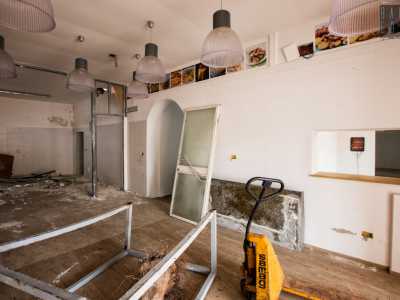 Stesso discorso per gli interni: oltre ai lampionicini ancora intatti, su un muro sono ancora visibili le immagini dei piatti che venivano serviti. Sembra quasi che queste pareti "attendano" il ritorno dei clienti affamati