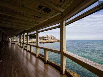 Ha un aspetto pi� rassicurante la terrazza sul mare, un tempo illuminata da vistosi faretti, ma oggi priva di qualsiasi arredamento
