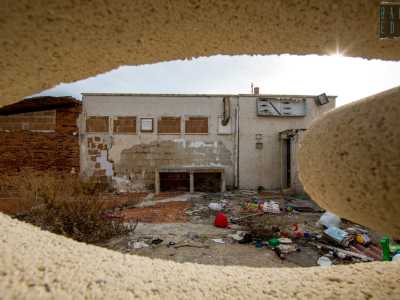 Il complesso � stato completamente murato. La bassa marea ci permette per� di osservare dagli scogli quel che resta del terrazzino e parte degli interni... 