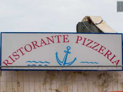 A ricordo del locale, chiuso nel gennaio del 2019, rimane l�insegna con su scritto "ristorante pizzeria" abbellita da due onde azzurre stilizzate