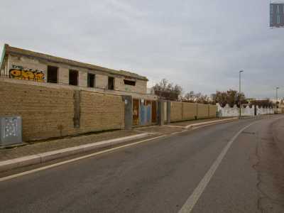 Superato �Lo Scoglio�, uno dei pochi  locali della zona che resiste al trend negativo, sulla sinistra troviamo il primo emblema della decadenza del litorale: l�ex ostello della giovent�, chiuso ormai dagli anni 90
