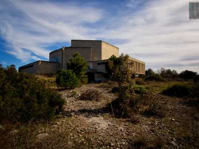 Ci imbattiamo subito nell�auditorium: una massiccia struttura in cemento armato fatiscente...
