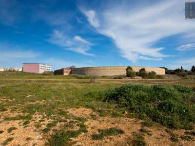 Di fronte ecco invece le alte mura perimetrali dello stadio �fantasma�...