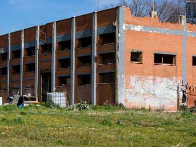 Qui accanto si trova anche un fabbricato in mattoni con finestre rotte e muri scrostati