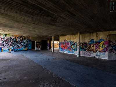 ...con all�interno un colorato spettacolo di murales sulle pareti