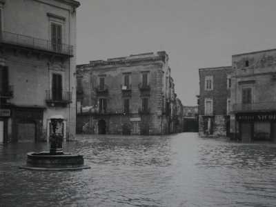 Quest�ultima fu l�epicentro dell�alluvione. Una foto immortala il largo completamente immerso: fuoriescono solo la Fontana della Pigna e la Colonna Infame