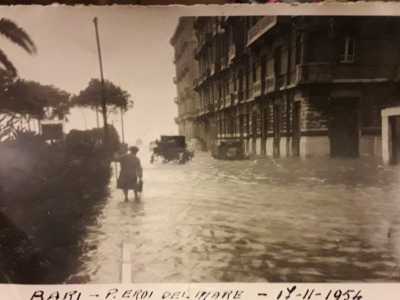 Qui si vede invece Piazza Eroi del Mare ricoperta d'acqua nel 1954