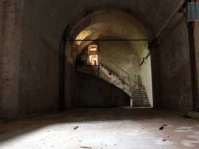 I suoi depositi sono tutt�ora nascosti nel seminterrato dell�edificio, tra stretti passaggi, soffitti a botte e finestroni parzialmente ostruiti
