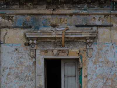 Le porte e finestre in legno, ormai divelte, sono per� sovrastate da eleganti decorazioni in pietra