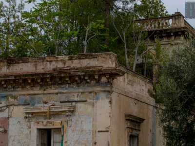 � evidente lo stato di degrado di tutto il complesso, con gli alberi cresciuti all�interno dello stesso edificio