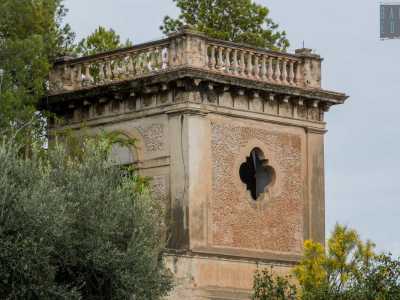 Sul terrazzino si innalza un piccolo ma elegante torrino balaustrato, arricchito da una serie di graziose colonnine e da una finestra a quattro ovali