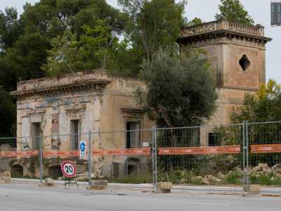 ...con il suo color beige, il suo elegante torrino e l�evidente stato di degrado