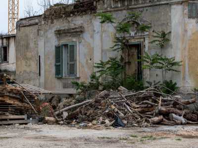 Ci facciamo strada tra i materiali da costruzione per poter studiare da vicino l�ingresso