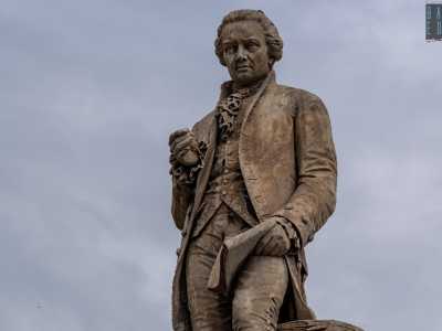 Insomma la scultura raffigurante il pi� importante personaggio barese della storia � stata ferita e rovinata. Da che cosa? Pu� essere stato il vento a portarsela via o un atto di vandalismo ben mirato
