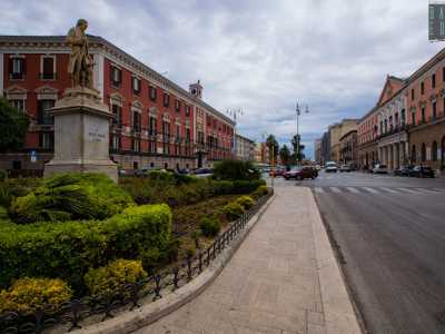 Dov'� la penna della statua di Piccinni?